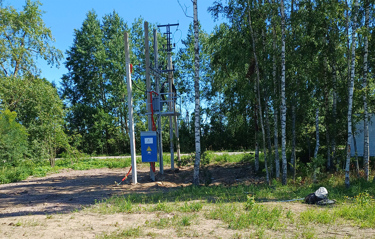 Август