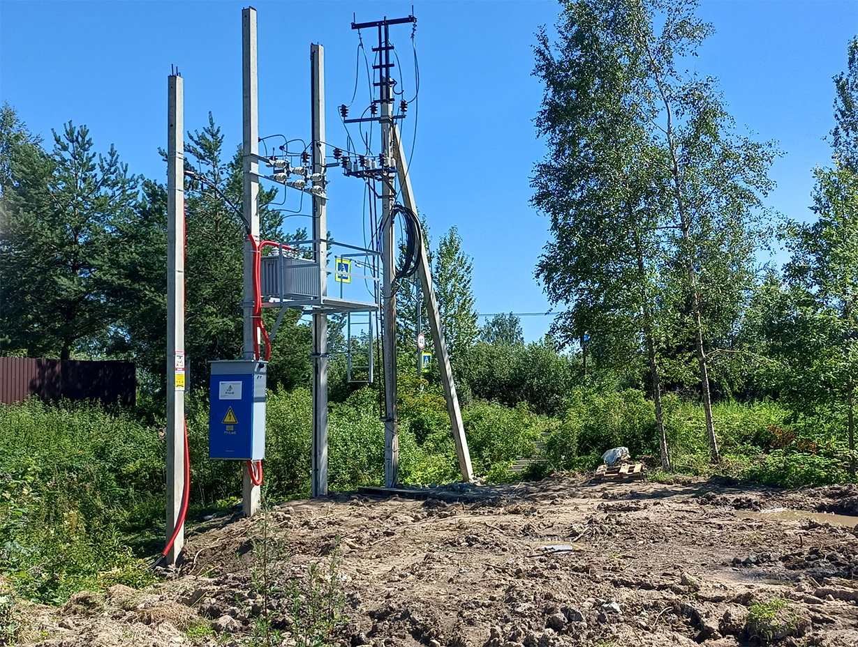 Август