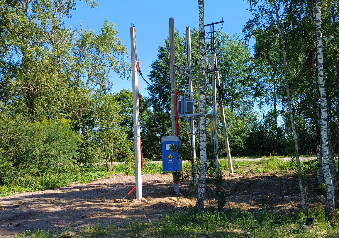 Август